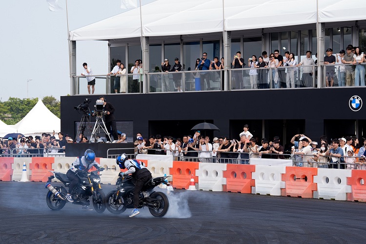 ▲ BMW코리아 30주년 행사에서 오토바이 묘기가 펼쳐지고 있다ⓒBMW코리아