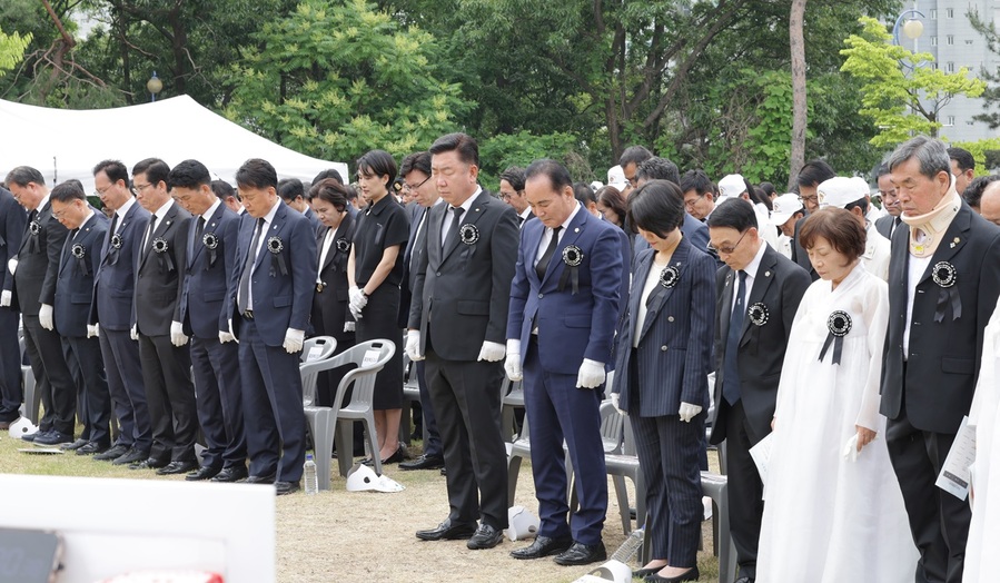 ▲ 청주시는 제70회 현충일인 지난 6일 오창읍 중앙근린공원 충혼탑에서 나라를 위해 희생한 이들을 기리기 위한 추념식을 엄숙히 거행했다. 추념식은 이범석 청주시장과 김현기 청주시의회 의장, 그리고 시청 간부들이 순국선열과 호국영령을 위해 묵념을 하고 있다.ⓒ청주시
ⓒ