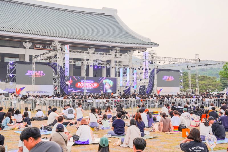 ▲ ‘2025 천안 K-컬처박람회’가 열리고 있는 독립기념관 겨레의 집 앞마당을 관람객들이 가득 채우고 있다.ⓒ천안시