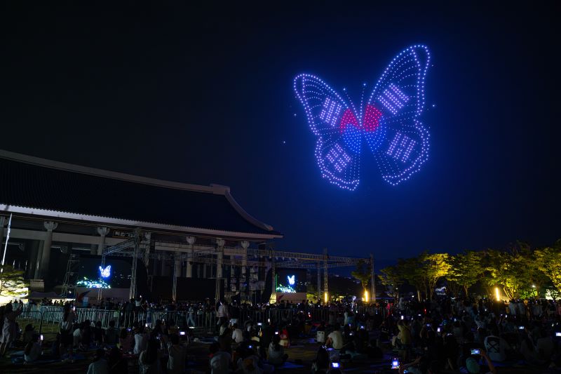 ▲ 수많은 드론이 ‘2025 천안 K-컬처박람회’가 열리고 있는 독립기념관 겨레의 집 밤하늘을 아름답게 수놓고 있다.ⓒ천안시