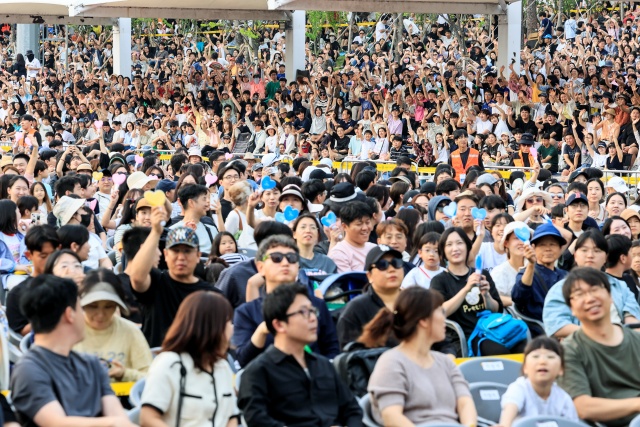 ▲ 특별한 콘서트를 찾아 환호하는 시민들ⓒ화성시 제공