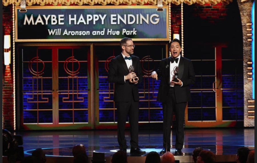 ▲ 9일(한국 시간) 미국 뉴욕에서 열린 제78회 토니상 시상식에서 뮤지컬 '어쩌면 해피엔딩'으로 극본상을 수상한 윌 애런슨(왼쪽)과 박천휴가 수상 소감을 말하고 있다.ⓒ로이터 연합뉴스