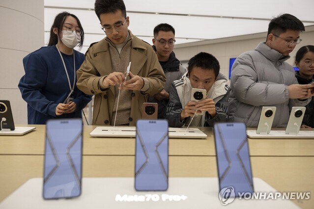 ▲ 중국 베이징의 화웨이 매장에서 스마트폰 둘러보는 시민들.ⓒEPA 연합뉴스