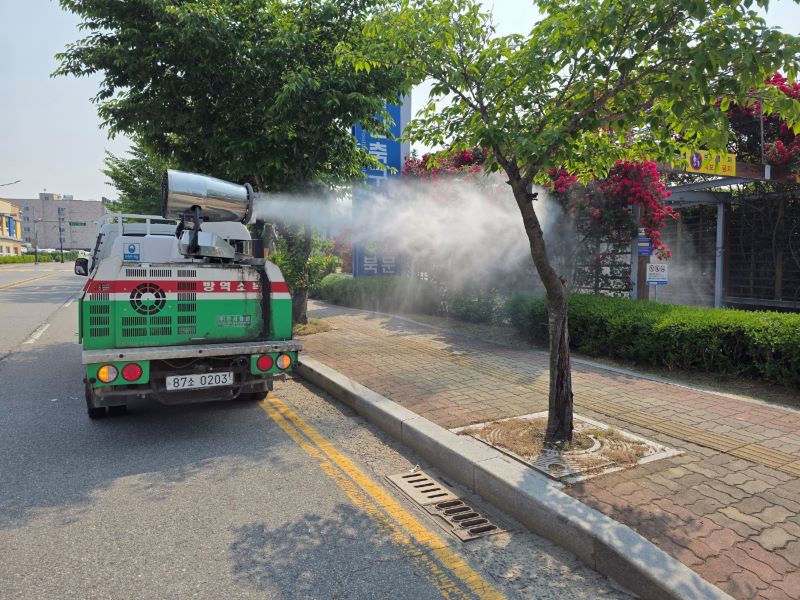 ▲ 천안시가 제77회 충남도민체육대회를 앞두고 천안축구센터 주변을 소독하고 있다.ⓒ천안시
