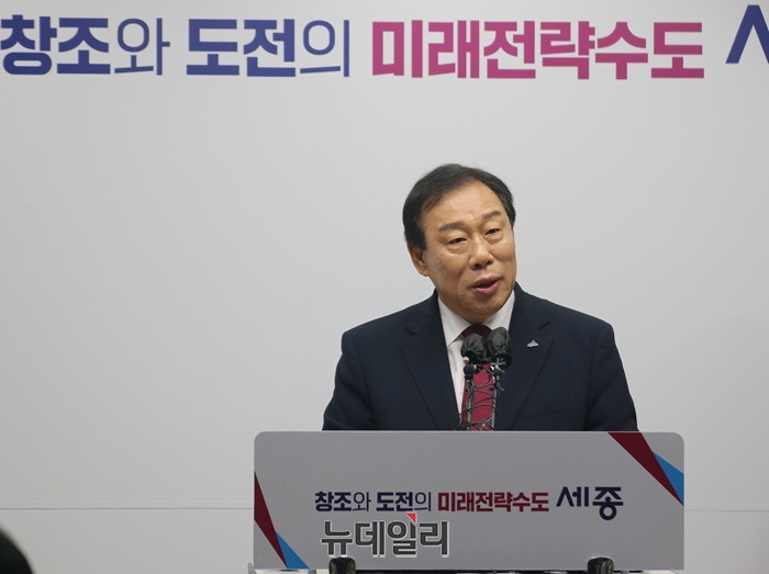 ▲ 최민호 세종시장이 9일 오전 세종시청 정음실에서 최근 이재명 대통령의 해수부 이전 지시와 관련, 입장을 밝히고 있다.ⓒ이길표 기자