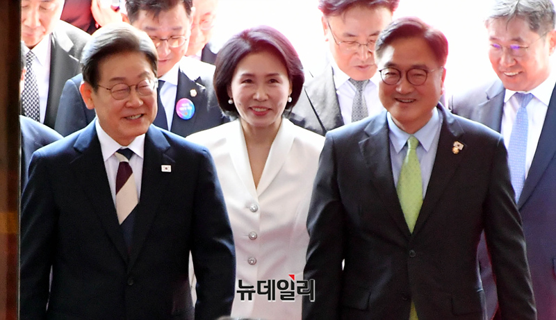 ▲ 이재명 대통령 내외와 우원식 국회의장이 4일 오전 서울 여의도 국회 로텐더홀에서 열린 제21대 대통령 취임 선서 행사에 입장하고 있다. (사진=공동취재단)