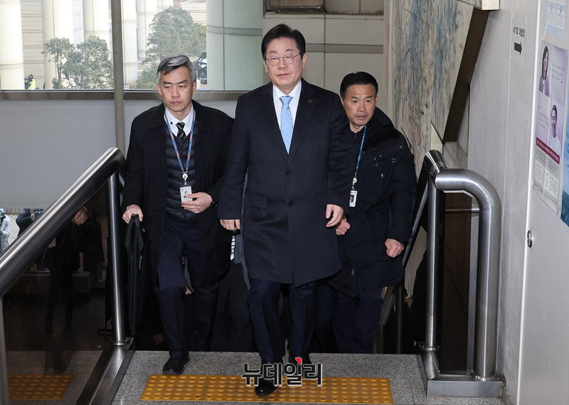 ▲ '공직선거법 위반 혐의'로 재판에 넘겨진 이재명 더불어민주당 대표가 2월 19일 오후 서울 서초구 서울고등법원에서 열린 4차 공판에 출석하고 있다. ⓒ정상윤 기자