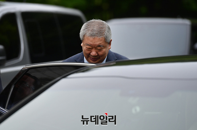 ▲ 양도소득세를 탈루한 혐의로 재판을 받고 있는 구본능 희성그룹 회장이 6일 오전 서울 서초구 서울중앙지법에서 열린 1심 선고공판을 마치고 차량에 오르고 있다. 2019.09.06. ⓒ정상윤 기자