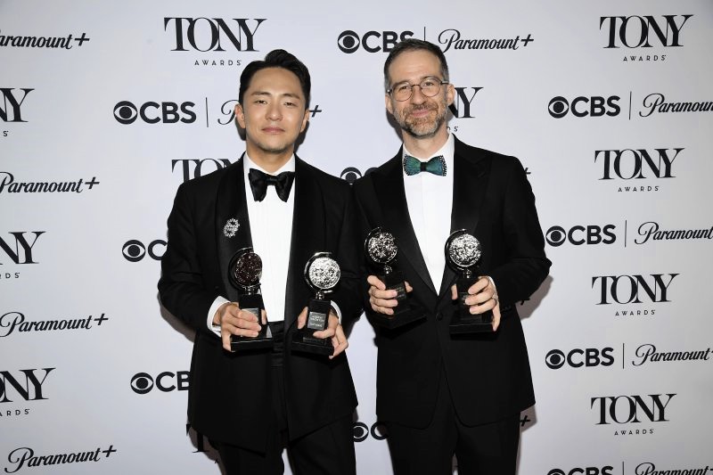 ▲ 뮤지컬 '어쩌면 해피엔딩'의 작가 박천휴(왼쪽)와 작곡가 윌 애런슨이 8알(현지시간) 제78회 토니상 시상식이 열린 미국 뉴욕 라디오 시티 뮤직홀에서 기념사진을 찍고 있다.ⓒAP=연합뉴스