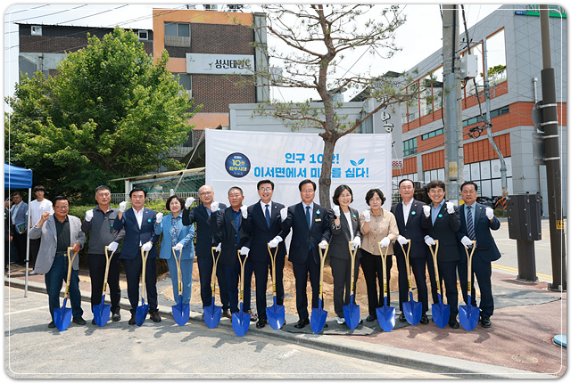 ▲ ⓒ전북특별자치도 완주군이 9일 인구 10만 번째 주인공이 나온 이서면 행정복지센터에서 인구 10만 번째 주민 등록을 기념하는 축하 행사를 열었다. 김성수기자