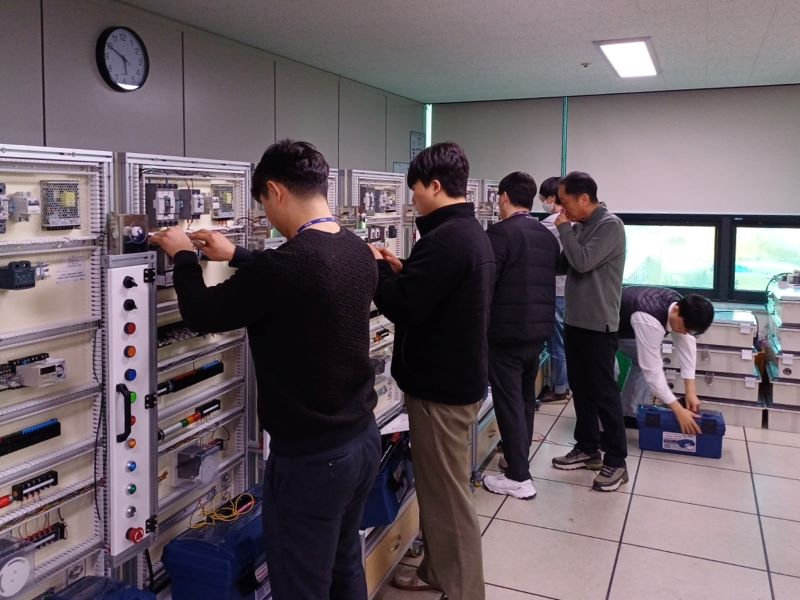 ▲ 한국기술교육대학교가 ‘지역산업맞춤형 인력양성교육’의 일환으로 운영 중인 ‘자동화설비기반 전장제어’ 교육 장면.ⓒ한기대