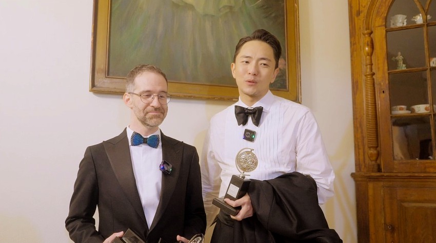 ▲ 뮤지컬 '어쩌면 해피엔딩'으로 토니상을 수상한 박천휴 작가와 윌 애런슨 작곡가가 수상 소감을 전하고 있다.ⓒNHN링크 제공