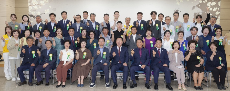 ▲ 청주시는 9일 서원구청 대회의실에서 시민표창 시상식을 개최하고 지역발전을 위한 남다른 봉사 정신으로 맡은 바 일을 묵묵히 실천하고 있는 시정 발전 유공자 76명에게 표창을 수여했다.ⓒ청주시