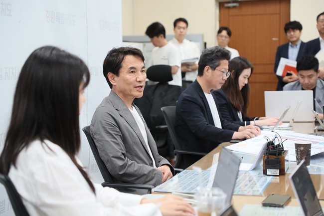 ▲ 강원자치도는 대선 공약 과제 추진단인 '새 정부 국정과제 대책단'을 구성해 운영에 나선다. 단장은 여중협 행정부지사가 맡는다. 도는 새 정부의 국정 운영 방향과의 정합성을 고려해 미래산업, SOC 부문, 민생 회복, 따뜻한 복지 등 4대 중점 분야를 중심으로 과제를 발굴해 나갈 계획이다.ⓒ강원특별자치도