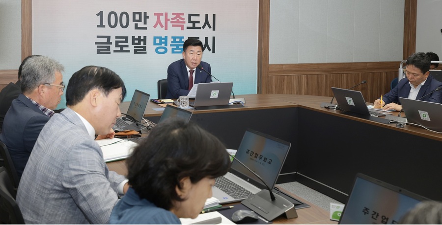 ▲ 이범석 청주시장이 9일 임시청사서 열린 주간업무보고에서 회의를 주재하고 있다.ⓒ청주시