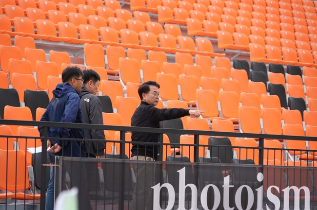 ▲ 춘천 송암스포츠타운이 강원FC의 아시아축구연맹(AFC) 아시아챔피언스리그(ACL) 홈경기 개최지로 최종 확정됐다.사진은 시설 점검중인 육동한 시장.ⓒ춘천시