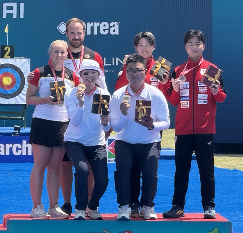 ▲ 김우진 선수와 임시현(한국체대) 선수가 함께 출전한 혼성단체 결승전에서 우승한 후 수상자들과 기념사진을 찍고 있다.ⓒ청주시