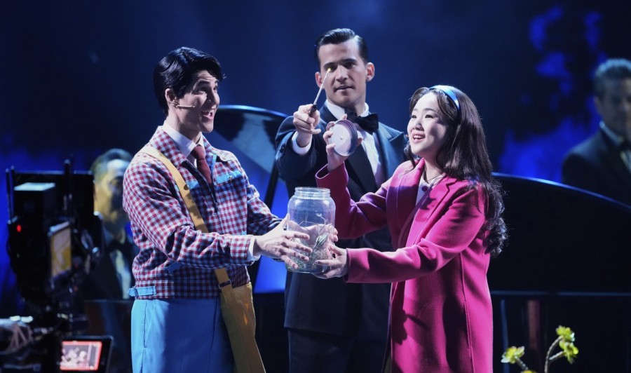 ▲ 뮤지컬 '어쩌면 해피엔딩'의 주연 배우 대런 크리스(왼쪽), 헬렌 J. 셴 등이 9일(한국시간) 미국 뉴욕에서 열린 제78회 토니상 시상식에서 축하공연을 펼치고 있다.ⓒAP=연합뉴스