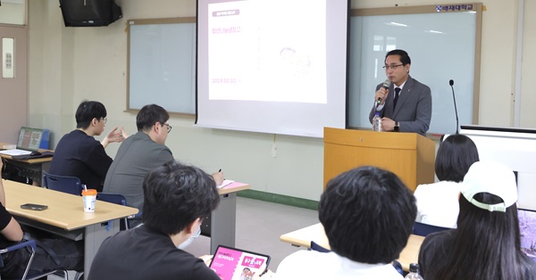 ▲ 박희조 구청장이 배재대 특강에서 청년들과 소통하고 있는 모습.ⓒ동구