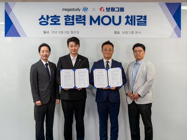 ▲ 왼쪽부터 보람그룹 김현수 사업기획총괄 상무, 최요한 미래전략실 상무, 메가스터디교육 김록훈 전무, 조진범 상무가 업무협약 체결후 기념 촬영을 하고 있다.ⓒ보람그룹