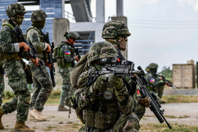 ▲ 해병대는 지난달 26일부터 6월 6일까지 필리핀 루손·팔라완 섬 등지에서 실시한 '2025 카만닥(KAMANDAG) 훈련'에 참가했다고 9일 밝혔다. 카만닥 훈련은 미국과 필리핀 해병대가 우방국 간 협력을 통해 대테러 역량 강화와 연안방어 및 전투기술 배양을 위해 2017년부터 실시하고 있는 다국적 연합훈련이다. 사진은 카만닥 훈련에 참가한 해병대 장병들이 5월 28일 필리핀 루손섬 일대에서 필리핀 해병대와 소부대 전술훈련(기동사격술)을 하고 있다. ⓒ해병대 사령부 제공