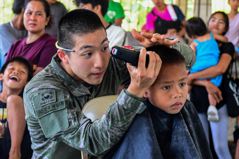 ▲ 해병대는 지난달 26일부터 6월 6일까지 필리핀 루손·팔라완 섬 등지에서 실시한 '2025 카만닥(KAMANDAG) 훈련'에 참가했다고 9일 밝혔다. 카만닥 훈련은 미국과 필리핀 해병대가 우방국 간 협력을 통해 대테러 역량 강화와 연안방어 및 전투기술 배양을 위해 2017년부터 실시하고 있는 다국적 연합훈련이다. 사진은 카만닥 훈련에 참가한 해병대 장병이 2일 필리핀 베롱해안 마을 체육관에서 아이들을 대상으로 레크레이션 등 대민지원활동을 실시한 모습. ⓒ해병대사령부 제공