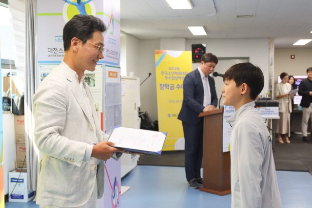 ▲ 이승찬 계룡장학재단 이사장(왼쪽)이 전국소년체육대회 우수입상학생에게 장학금을 시상하고 있다. ⓒ계룡건설