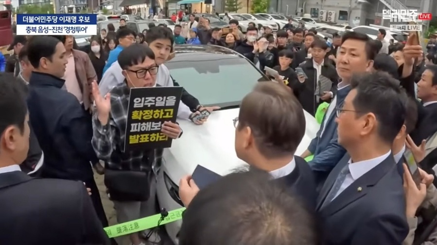 ▲ 진천 풍림 아이원 입주예정자협의회 임원 A씨가 5월 5일 진천 혁신도시 대통령 선거 유세 현장에서 이재명 대통령 후보에게 진천 풍림아이원 아파트의 문제점에 대해 설명하고 있다.(MBC뉴스 캡쳐) ⓒ풍림아이원 입주예정자협의회 제공