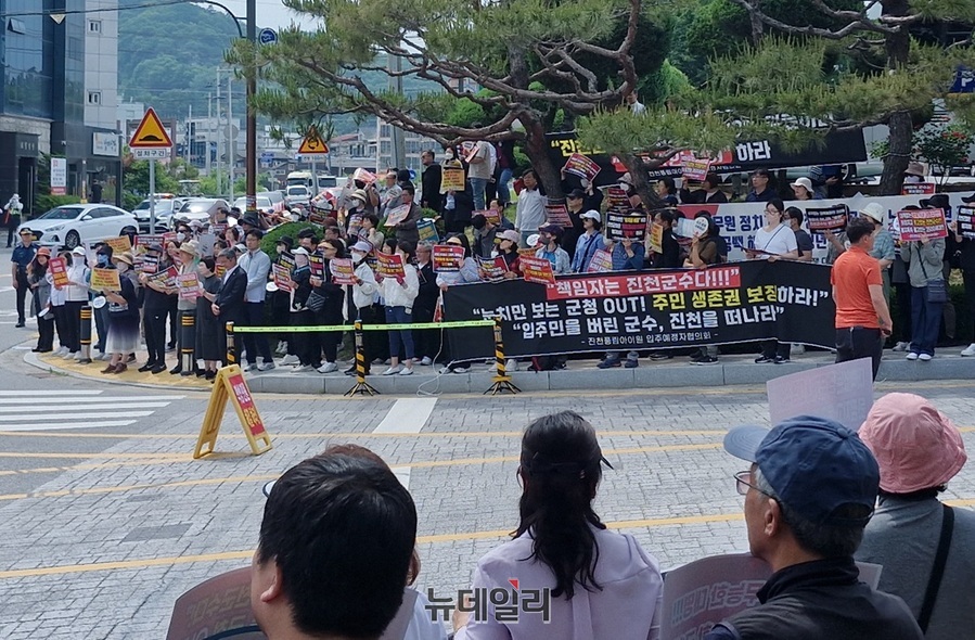 ▲ 충북 진천 풍림아이원 아파트의 입주 지연 사태와 관련 수분양자들이 5월23일 진천군청 앞에서 시위를 벌이고 있다.ⓒ양승갑 기자