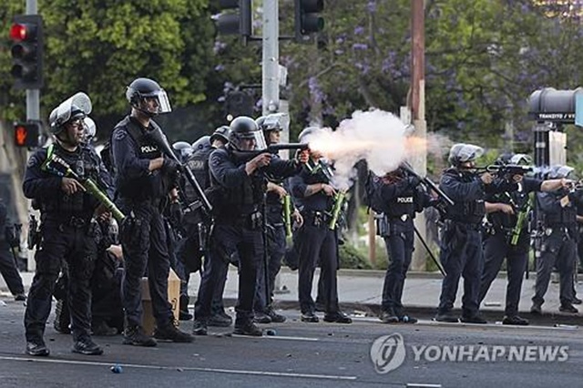 ▲ LA 시위에 대응하는 경찰들. 250608 EPA 연합뉴스 자료사진. ⓒ연합뉴스