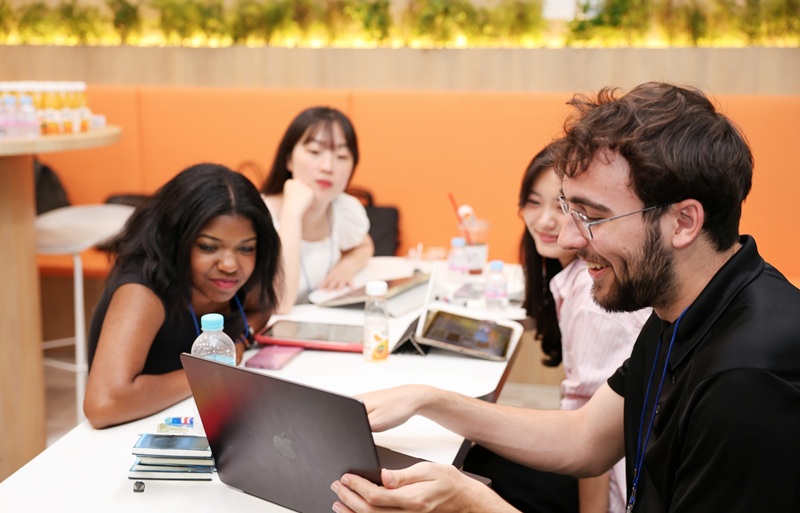 ▲ 광운대 HUSS사업단 학생과 미국 볼 주립대학교 학생이 광운대 디지털트윈 라운지에서 ‘Global Sustainability Through Media and Campaign’ 프로그램에 참여하고 있다.ⓒ광운대