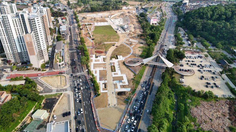▲ 오는 9월로 개방이 연기된 천안삼거리공원에서 아직도 공사가 한창이다.ⓒ천안시