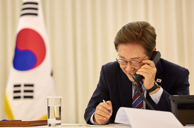 ▲ 이재명 대통령이 6일 서울 한남동 관저에서 도널드 트럼프 미국 대통령과 전화 통화를 하고 있다. ⓒ대통령실