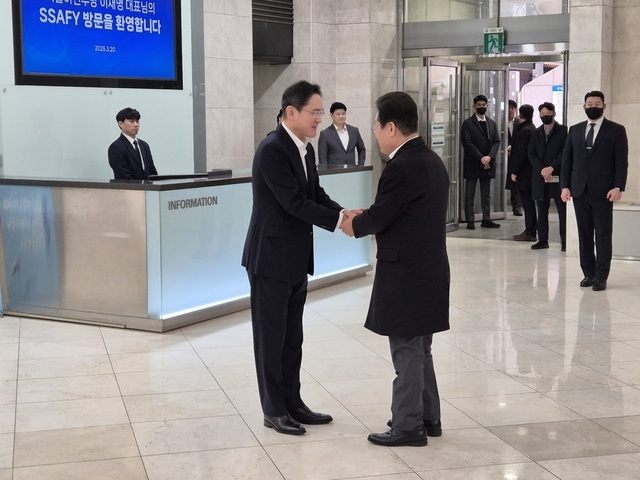 ▲ 이재용 삼성전자 회장(왼쪽)과 이재명 더불어민주당 대표가 20일 오전 서울 강남구 역삼동에서 회동을 하기 전 인사를 나누고 있다. ⓒ공동취재단