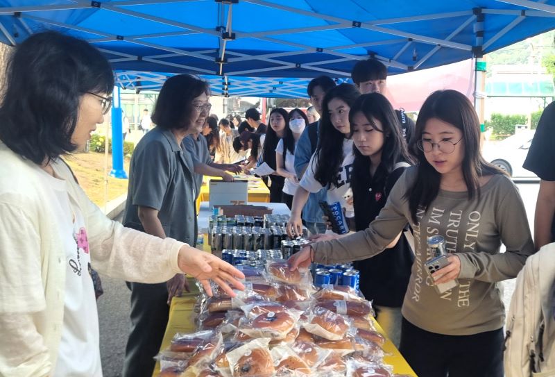 ▲ 상명대가 마련한 ‘기말고사 격려 간식 나눔 행사’에 많은 학생들이 참여해 줄을 서고 있다.ⓒ상명대