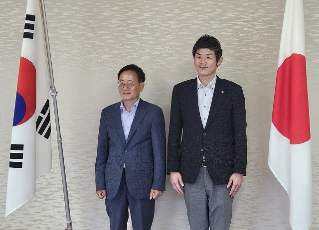 ▲ 왼쪽부터 손정호 포항시 해양수산국장, 카모타 아키츠 마이즈루시장.ⓒ포항시