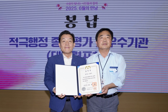 ▲ 전용기 수원시 법무담당관이 9일 시청 중회의실에서 열린 ‘6월의 만남’ 행사 중에 이재준 수원시장(왼쪽)에게 대통령 표창을 봉납하고 있다. ⓒ수원시 제공