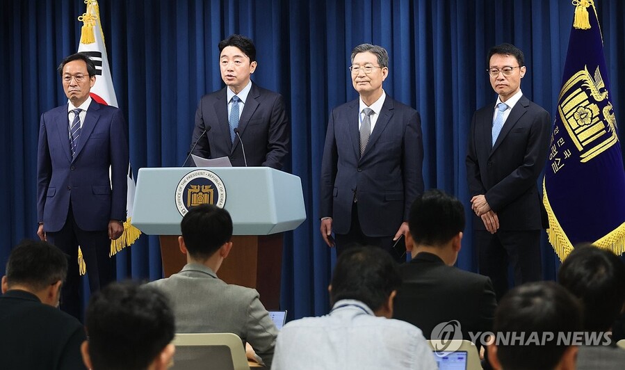 ▲ 강훈식 대통령 비서실장이 8일 용산 대통령실에서 정무,홍보,민정 수석 인선을 발표하고 있다. 왼쪽부터 우상호 정무수석, 강 비서실장, 오광수 민정수석, 이규연 홍보소통수석. ⓒ연합뉴스