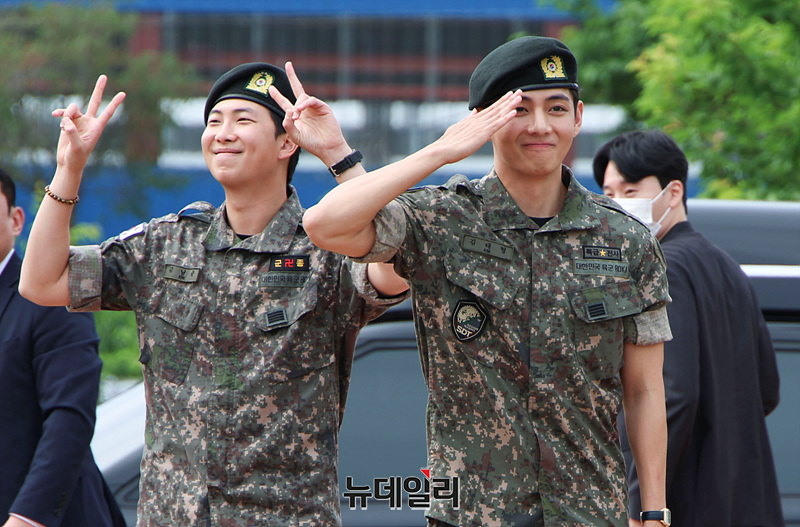 ▲ 그룹 방탄소년단(BTS)의 RM(김남준)과 뷔(김태형)가 10일 오전 강원 춘천시 신북읍체육공원에서 전역 기념식을 마치고 자리를 떠나며 인사하고 있다. ⓒ강원 춘천=서성진 기자