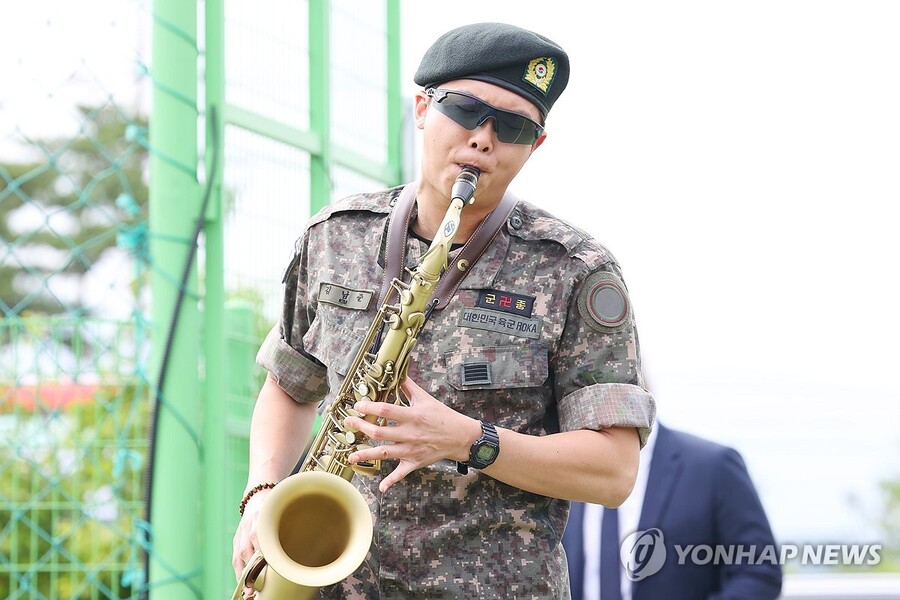 ▲ 육군 현역 복무를 마치고 만기 전역한 그룹 방탄소년단(BTS)의 RM이 10일 강원 춘천시 신북읍체육공원에서 색소폰 연주를 하고 있다. ⓒ연합뉴스