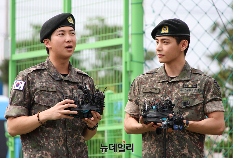 ▲ 그룹 방탄소년단(BTS)의 RM(김남준)이 10일 오전 강원 춘천시 신북읍체육공원에서 열린 전역 기념식에서 소감을 밝히고 있다. ⓒ강원 춘천=서성진 기자