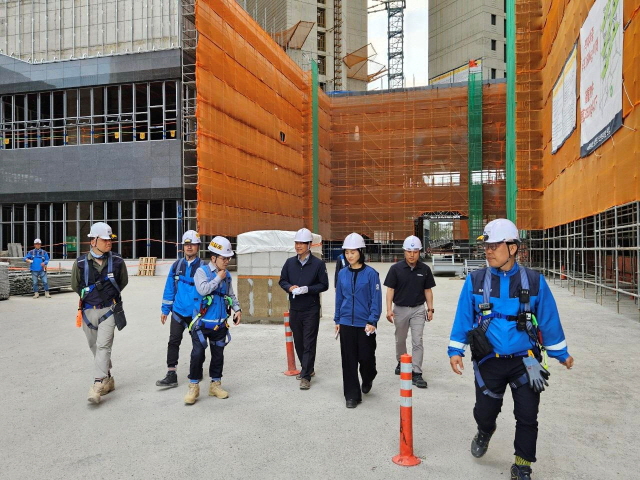 ▲ 이길포 DL이앤씨 CSO(왼쪽 세번째)와 정원희 고용노동부 진주지청장(다섯번째)이 'e편한세상 삼천포 오션프라임' 현장을 점검중이다. ⓒDL이앤씨