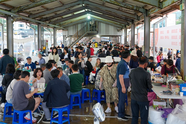 ▲ 고성군이 대진항에서 6년 만에 열린 '제5회 저도 대문어축제'가 연휴 기간 3만 5000 명의 방문객을 끌어모으며 성황리에 마무리됐다.ⓒ고성군