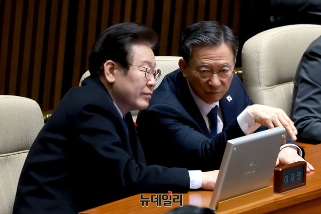 ▲ 이재명 더불어민주당 대표와 정성호 의원이 13일 오후 국회에서 열린 본회의에서 윤석열 대통령 위헌적 비상계엄 선포 내란행위 관련 긴급현안질문에서 대화를 나누고 있다. 2024.12.13 ⓒ이종현 기자