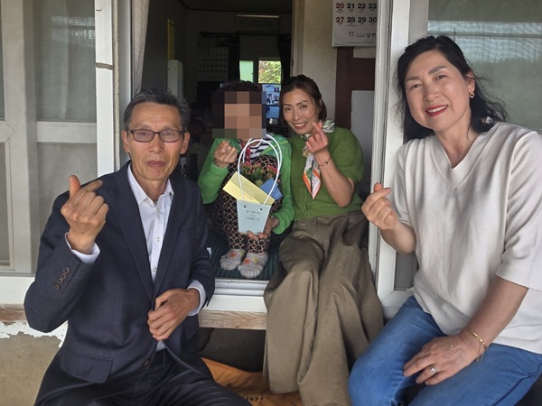 ▲ 남면 주민자치회는 10일, 장수 어르신 3가구를 찾아 화분과 간식, 농촌사랑상품권을 전달했다.ⓒ부여군