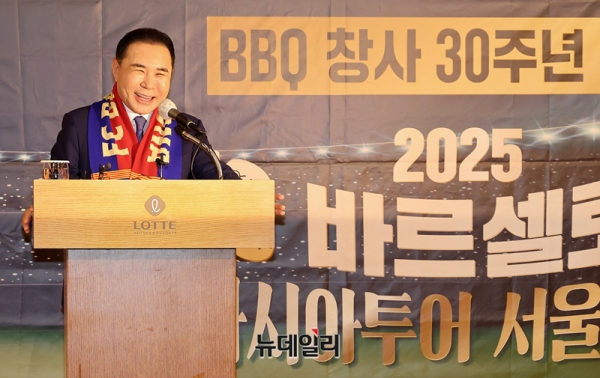 ▲ 윤홍근 제너시스BBQ 그룹 회장이 10일 오전 롯데호텔 서울에서 FC바르셀로나 초청 서울 매치 행사 취지에 대해 설명하고 있다. ⓒ정상윤 기자
