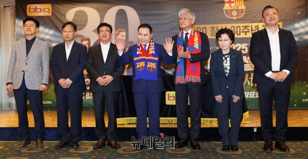 ▲ FC바르셀로나 초청 서울 매치 행사 관계자들과 윤홍근 회장이 사진 촬영에 임하고 있다. ⓒ정상윤 기자