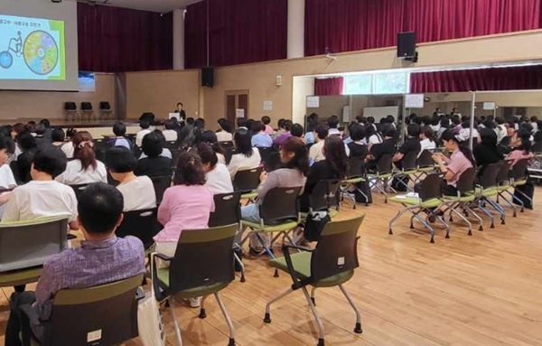 ▲ 지난 9일 유등노인복지관에서 진행된 심뇌혈관질환 예방 교육에 생활지원사들이 참여하고 있다.ⓒ서구