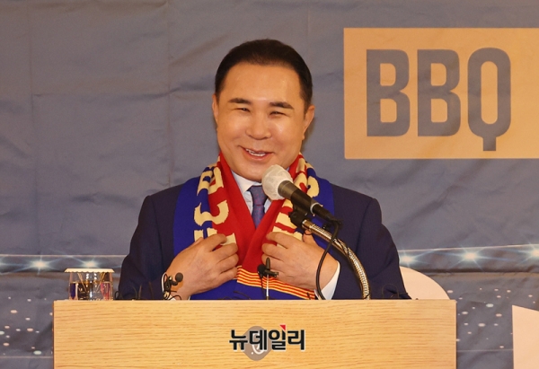 ▲ 윤홍근 제너시스BBQ 그룹 회장이 2030년까지 전세계 5만개 가맹점을 개설하고, 세계 최대 프랜차이즈로 도약하겠다는 목표를 내세웠다.ⓒ정상윤 기자