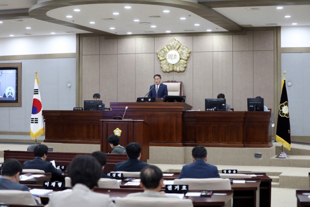▲ 10일 열린 수원특례시의회 제393회 제1차 정례회에서 이재식 의장이 개회를 선언하고 있다. ⓒ수원시의회 제공